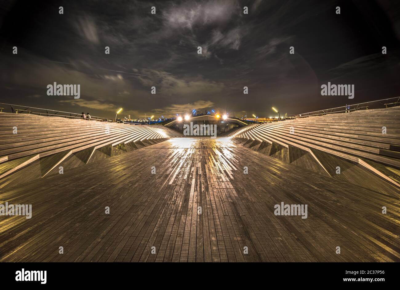 Breite hölzerne Treppe in der Mitte des Osanbashi Pier, wo die Wörter König Königin und J eingeschrieben sind Stockfoto