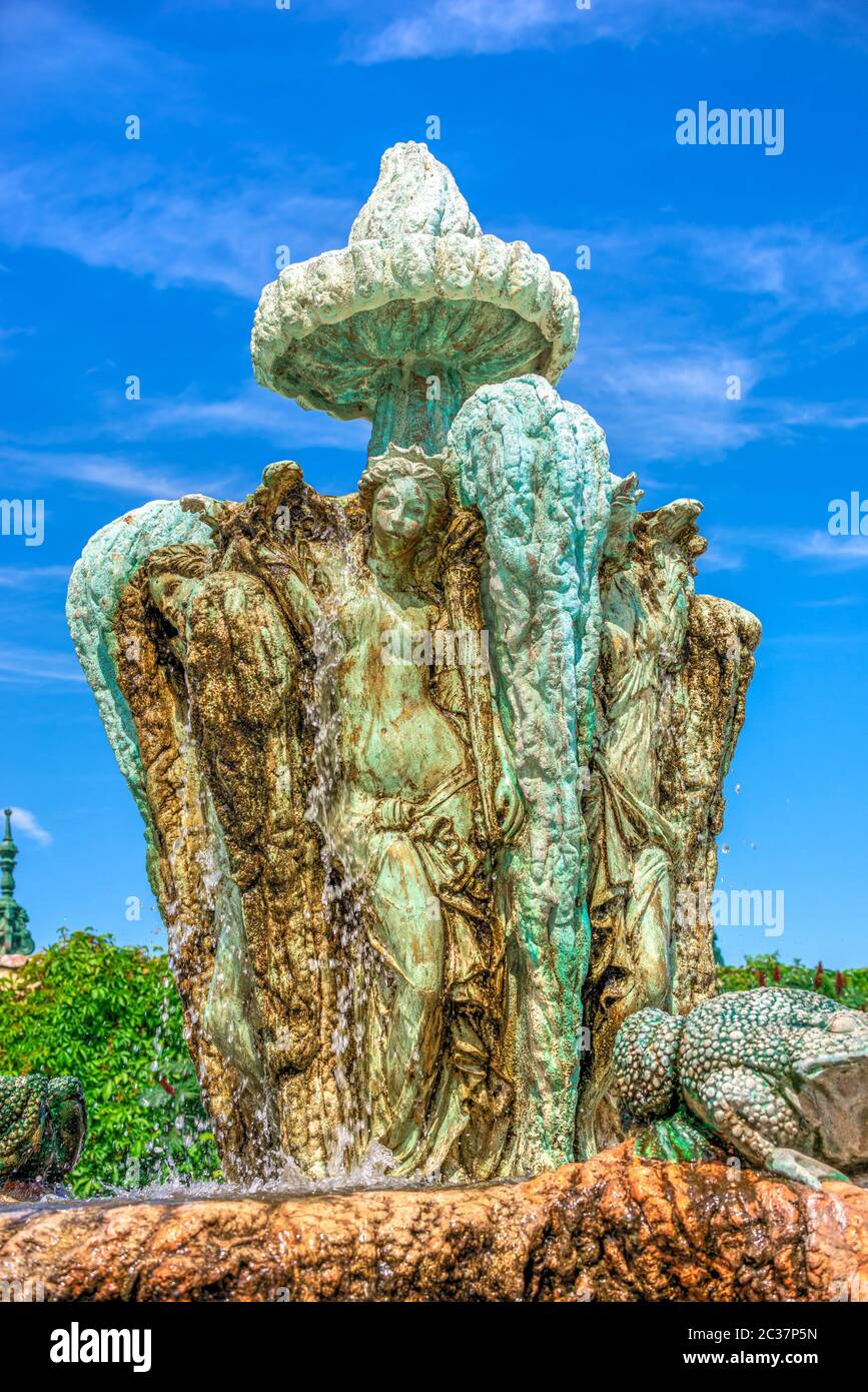 Ravadinovo, Bulgarien - 07.11.2019. Brunnen auf dem Platz in der Nähe der Kirche auf dem Gebiet der Ravadinovo Schloss in Bulgarien, auf einem sonnigen Sommer da Stockfoto