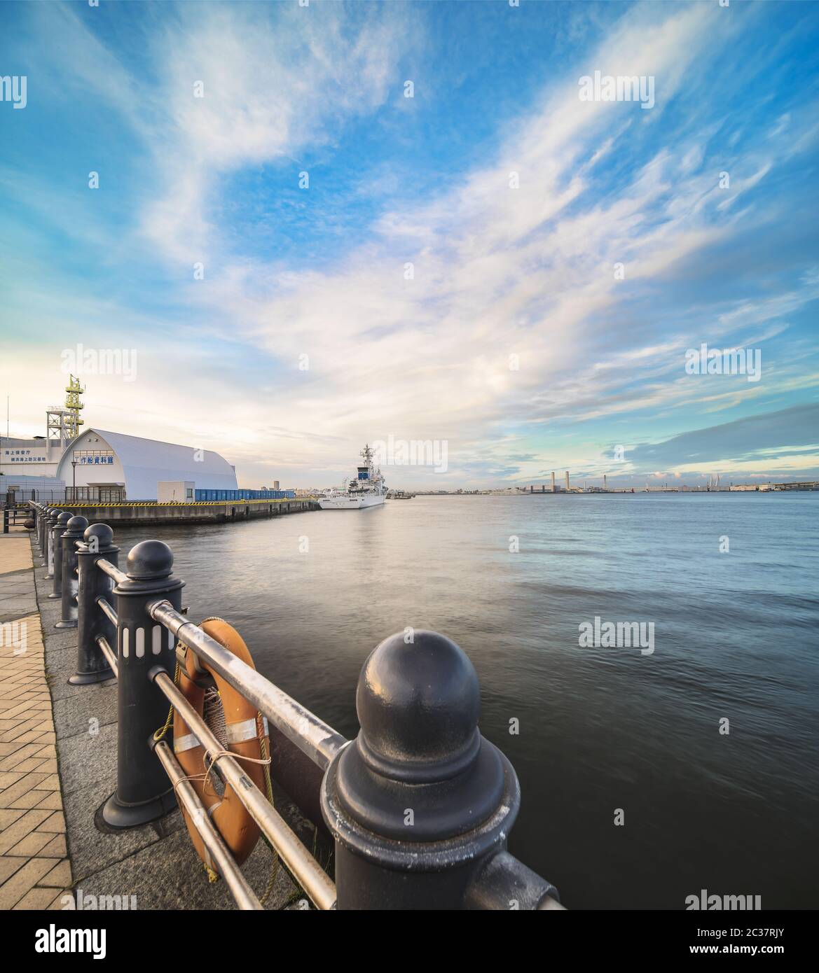 Panorama des Minato Mirai Bezirks von Yokohama mit einem Schiff, das am Dock der Japan Coast Guar festgemacht ist Stockfoto