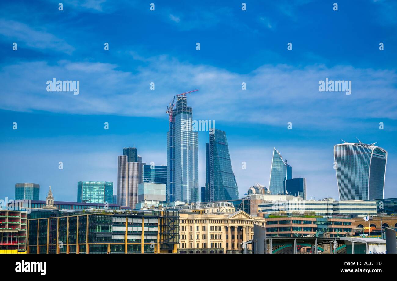 Skyline von London über der Themse Stockfoto