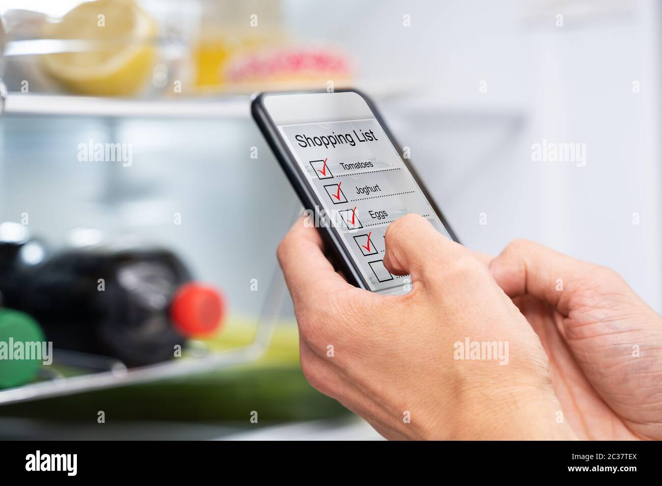 Konsumgüter Einkaufsliste App Und Kühlschrank Stockfoto
