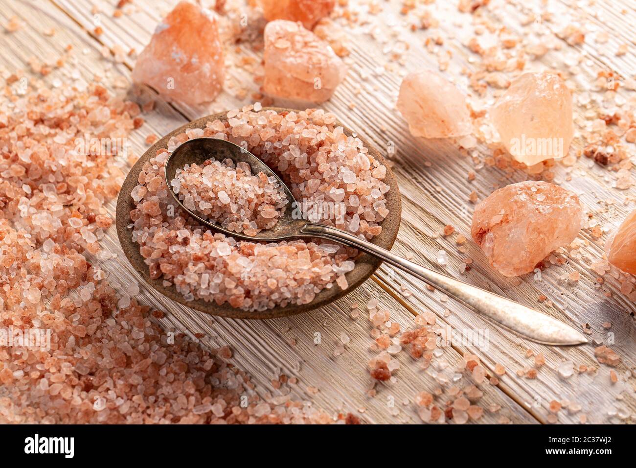 Himalaya-Rosa Salz in Schüssel auf Holzhintergrund Stockfoto