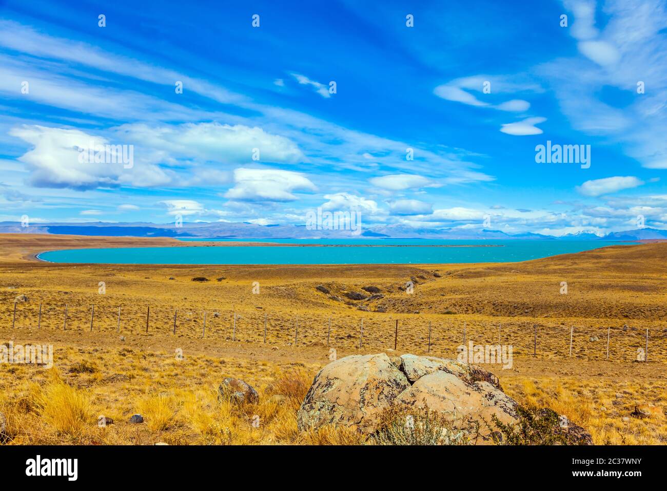 Flache Ebene mit vergilbtem Gras Stockfoto