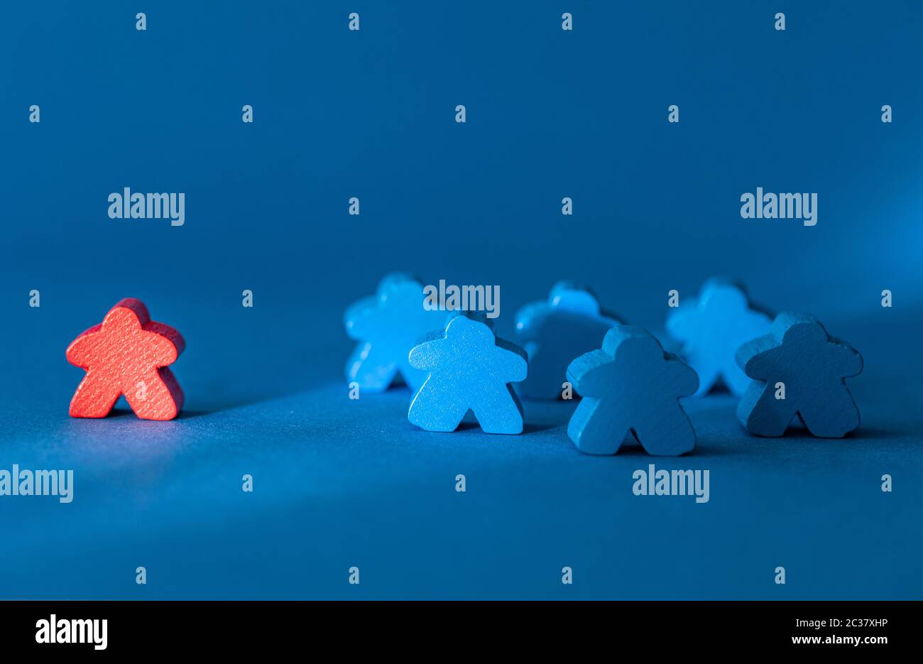 Einfaches Konzept der sozialen Distanzierung auf blauem Hintergrund Stockfoto