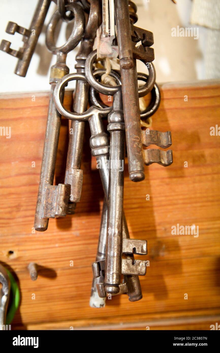 Viele alte Schlüssel hängen an einer Wand zusammen Stockfoto