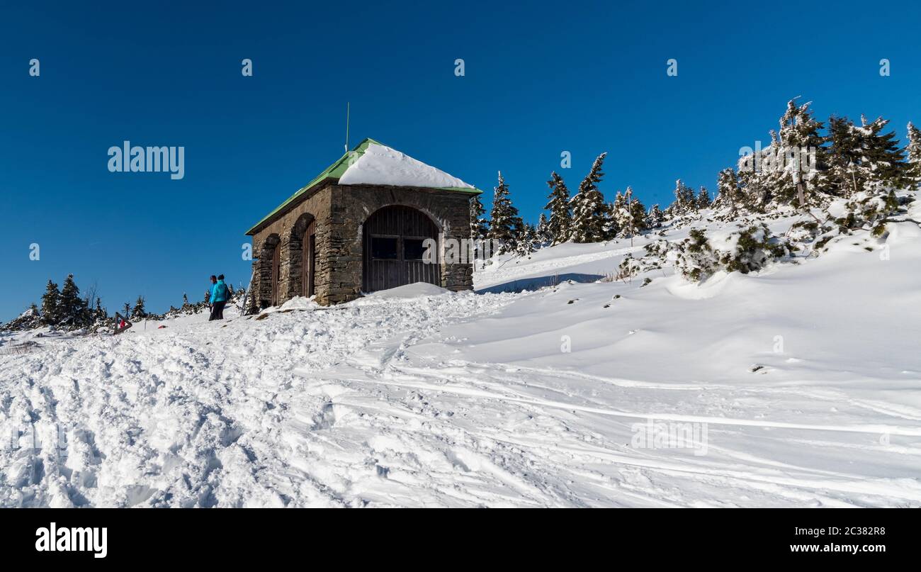 Jeleni studanka Steinhütte in Jeseniky Gebirge in Tschechien während des Wintertages mit klarem Himmel und viel Schnee Stockfoto