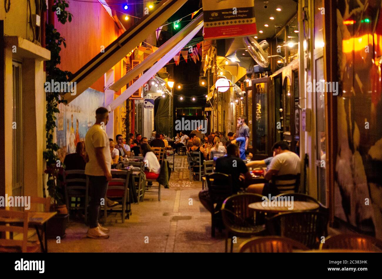 KAVALA, GRIECHENLAND - 17. Juni 2020 - Menschen essen in einem Restaurant in Kavala, Griechenland zwei Tage nach Griechenland eröffnet Flüge von vielen Destinationen zu erlauben t Stockfoto