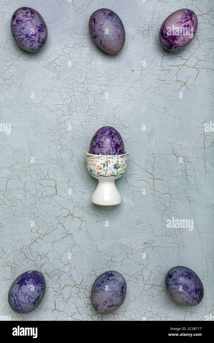 Osterfarbenes Ei in einem Ständer. Stockfoto