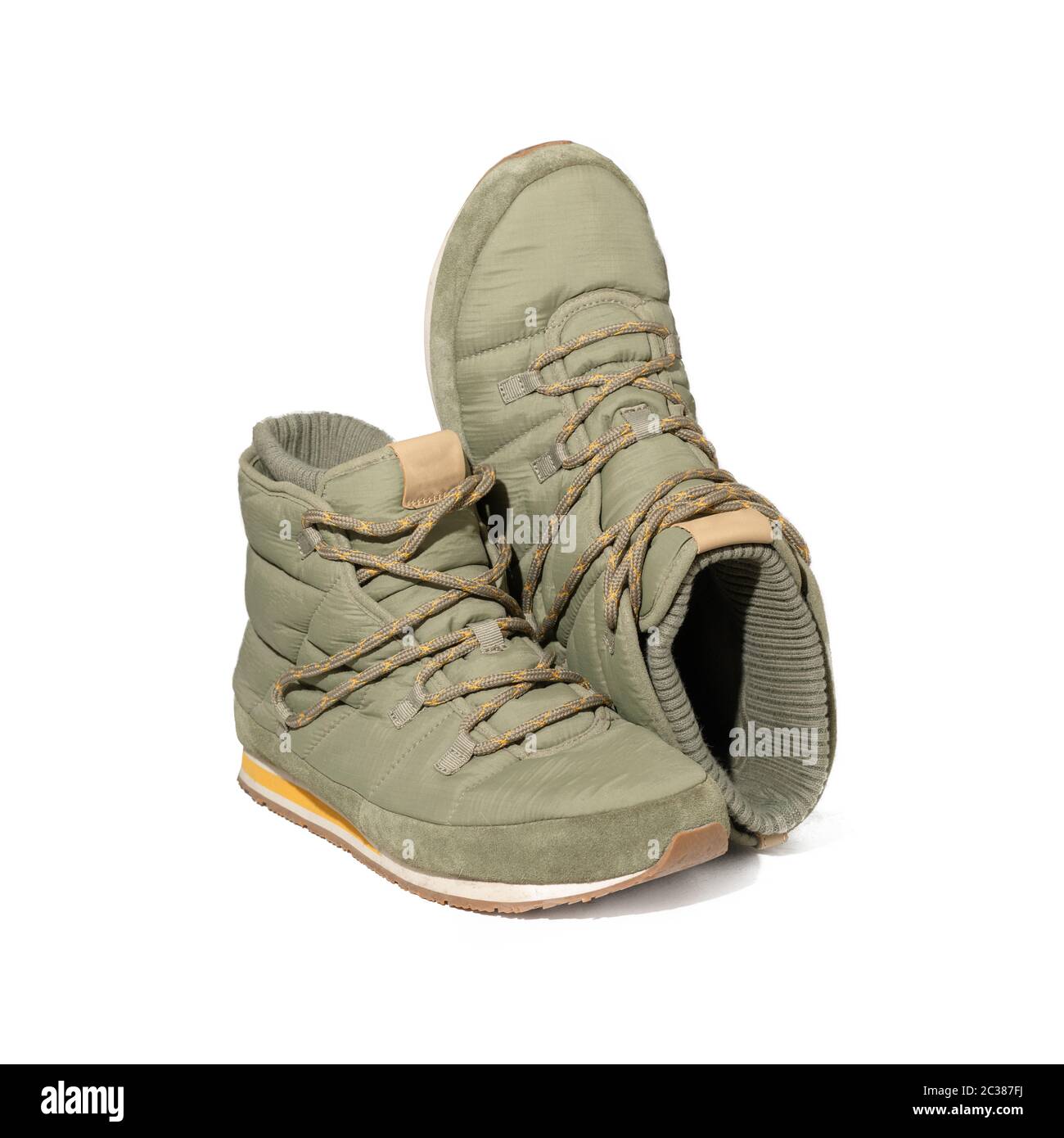 Trekking oder Wandern geschwollene Stiefel. Hellgrüne Schuhe mit Schnürung für kühle Jahreszeit. Auf weißem Hintergrund ausschneiden Stockfoto