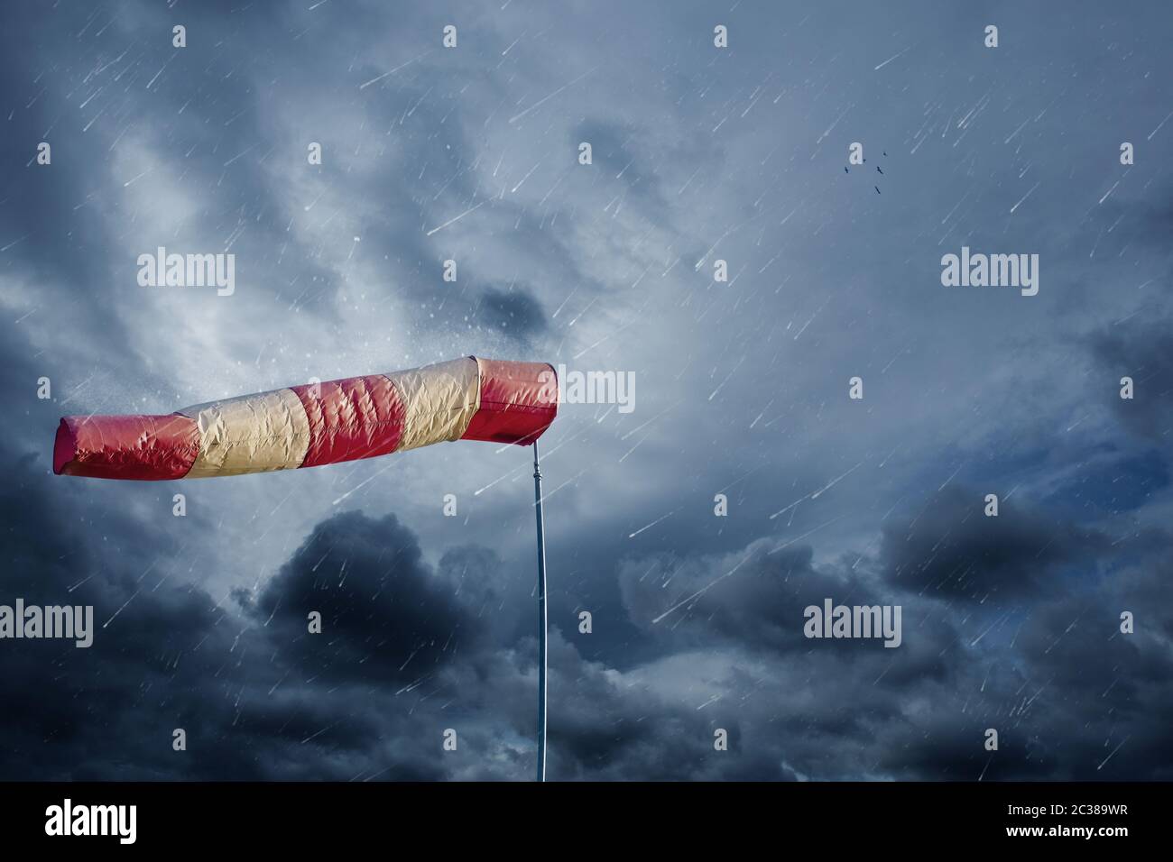 Luftbock, der die Windgeschwindigkeit bei stürmischem Wetter misst. Hurrikan, Tornado und Sturmkonzept. Stockfoto