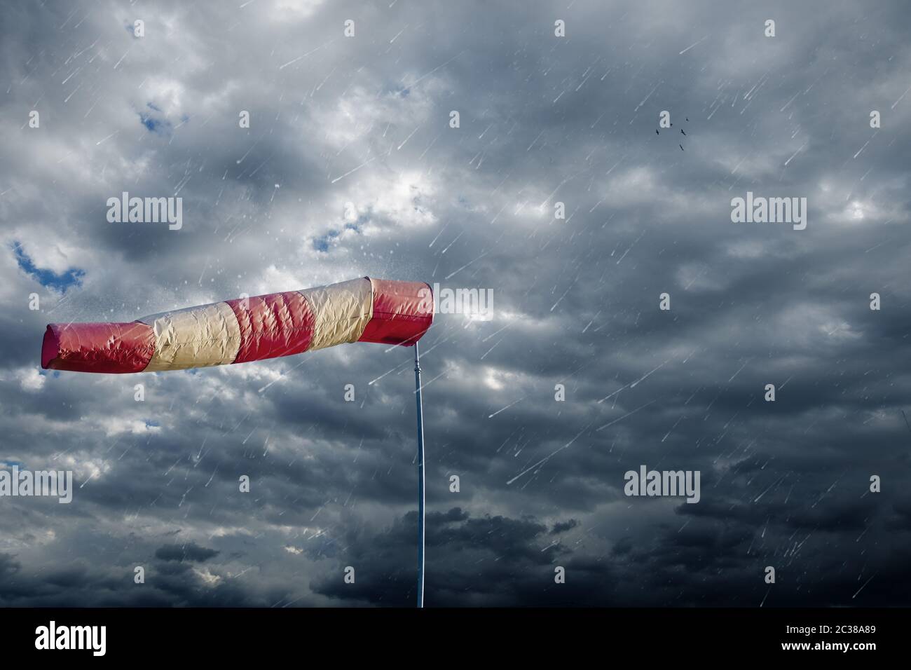 Luftbock, der die Windgeschwindigkeit bei stürmischem Wetter misst. Hurrikan, Tornado und Sturmkonzept. Stockfoto