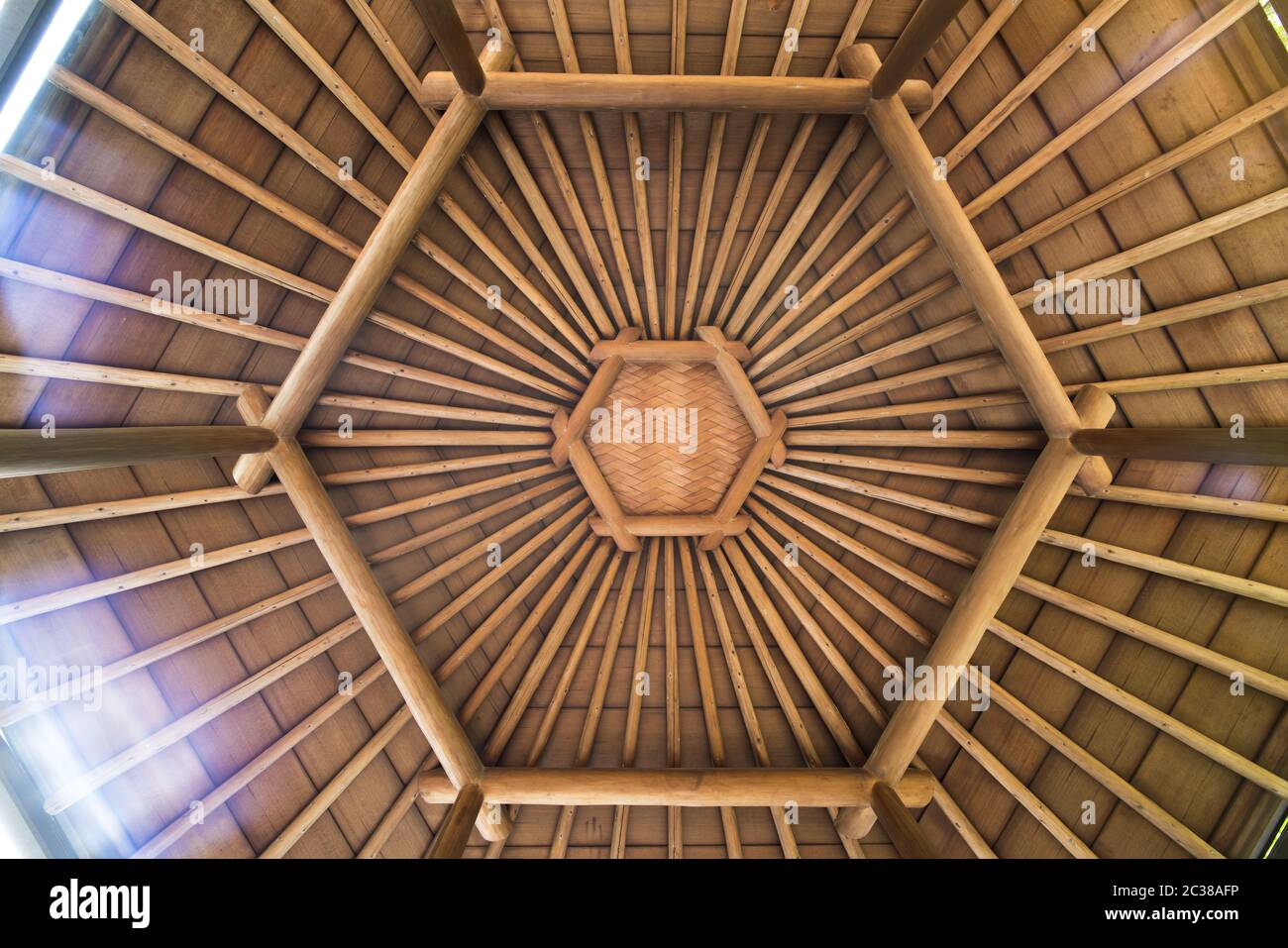 Sechseckige Form eines Korbdach und Bambus-Dach Boden des Pavillons Dach befindet sich auf der Mejiro Garden L Stockfoto