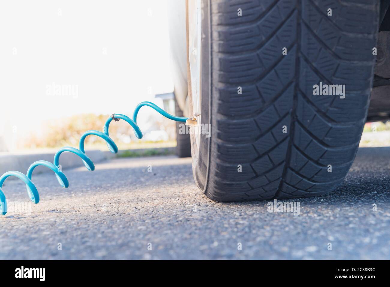 Die Autoreifen mit Luft mit einem Kompressor aufblasen. Stockfoto