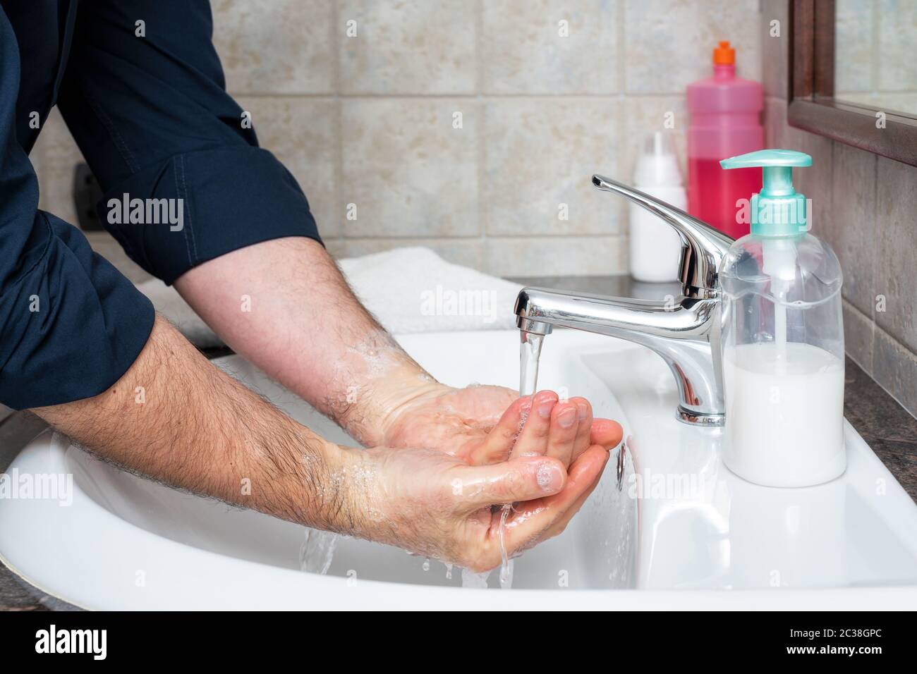 Vorbeugung gegen Coronavirus. Händewaschen mit warmem Seifenwasser, um eine Covid-19-Infektion zu verhindern. Handhygiene. Gesundheit. Stockfoto