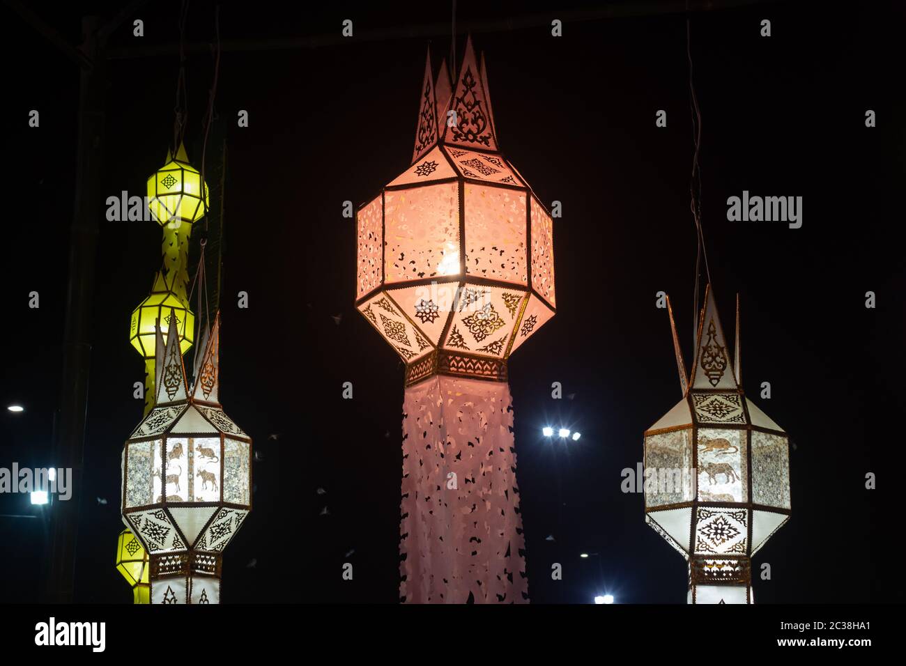 Rosa und weissen und gelben Papierlaternen in der Ansicht von vorn in Loi Krathong Festival. Laternen Wettbewerb in Loi Krathong Festival in Phayao Thailand Stockfoto