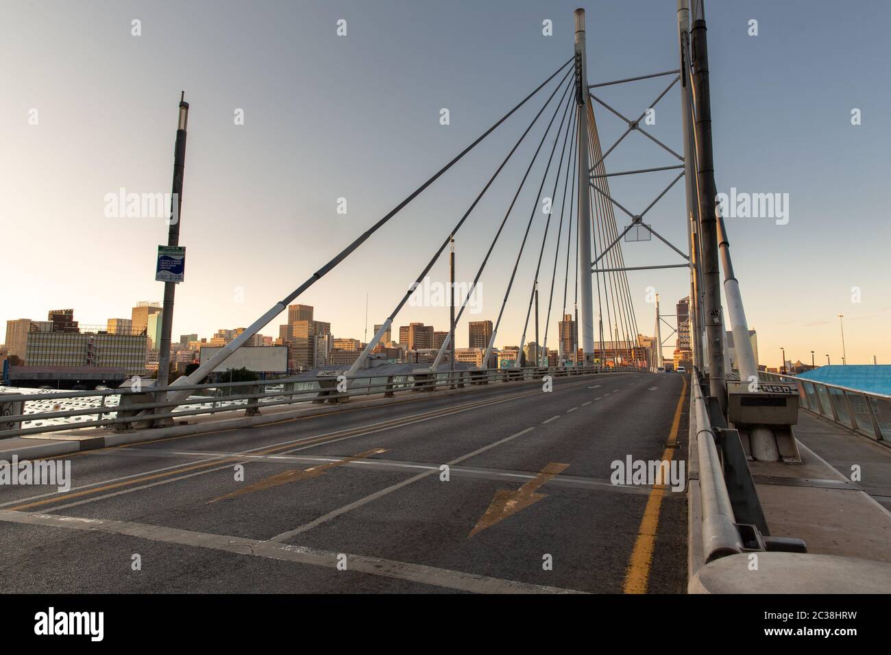 Die Nelson-Mandela-Brücke wird aufgrund der Coronavirus-Pandemie in Südafrika unter Verschluss gesehen Stockfoto