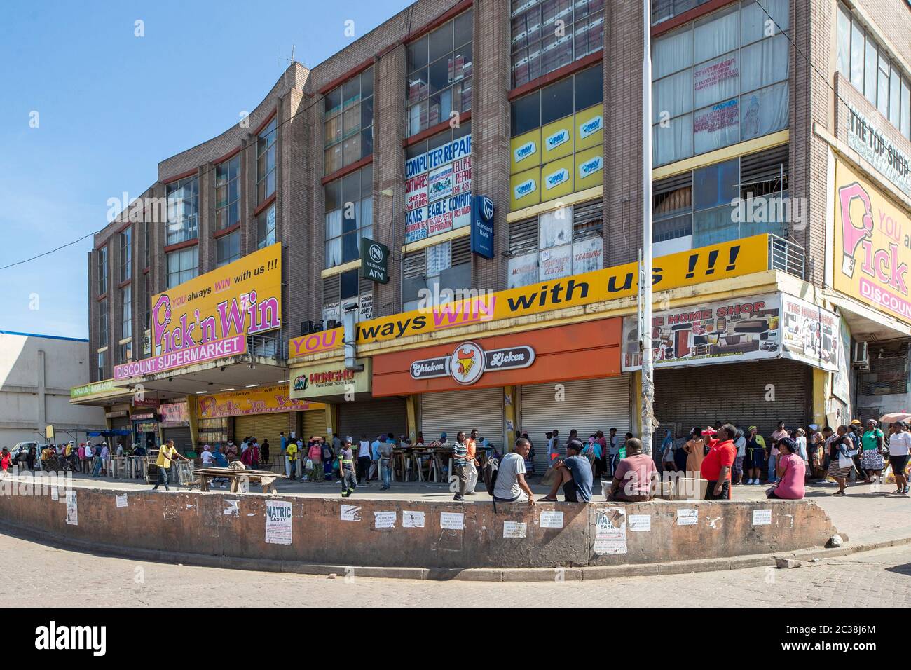 Während der Corona Virus Pandemie stehen Menschen in Durban Schlange Stockfoto
