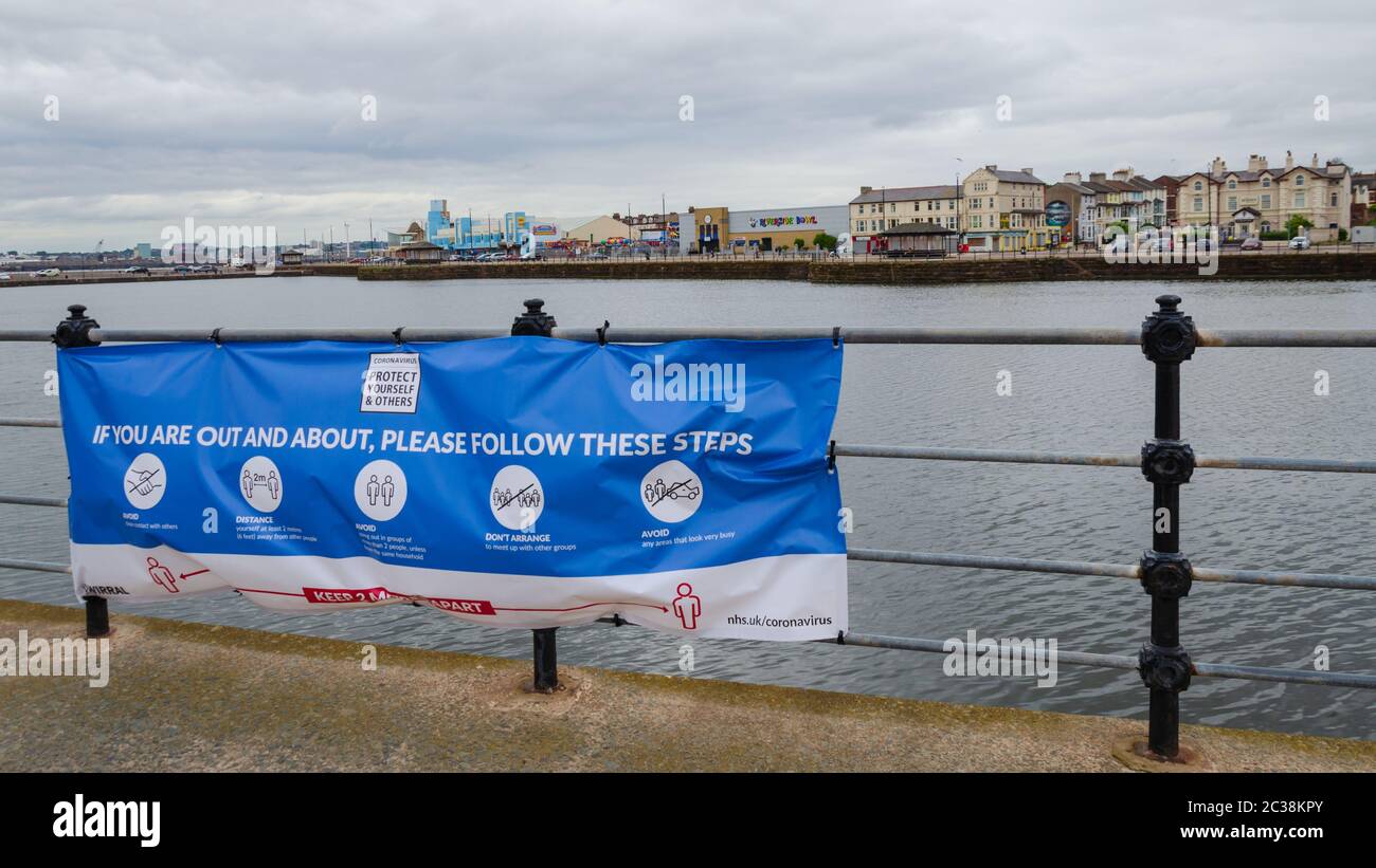 New Brighton, Großbritannien: 3. Jun 2020: Ein Schild am Marine Lake rät Menschen zur sozialen Distanzierung und zur Verringerung des Risikos der Verbreitung des Corona-Virus Stockfoto