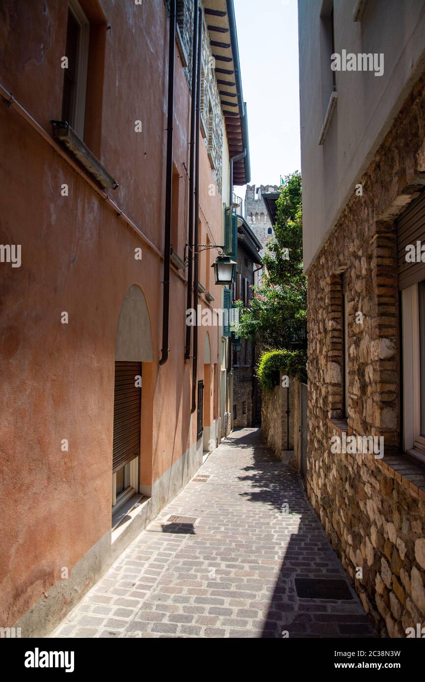 Sirmione ist eine Stadt in der Provinz Brescia in der Lombardei. Es hat ein historisches Zentrum, das auf der Halbinsel Sirmium, teilt die untere befindet. Stockfoto