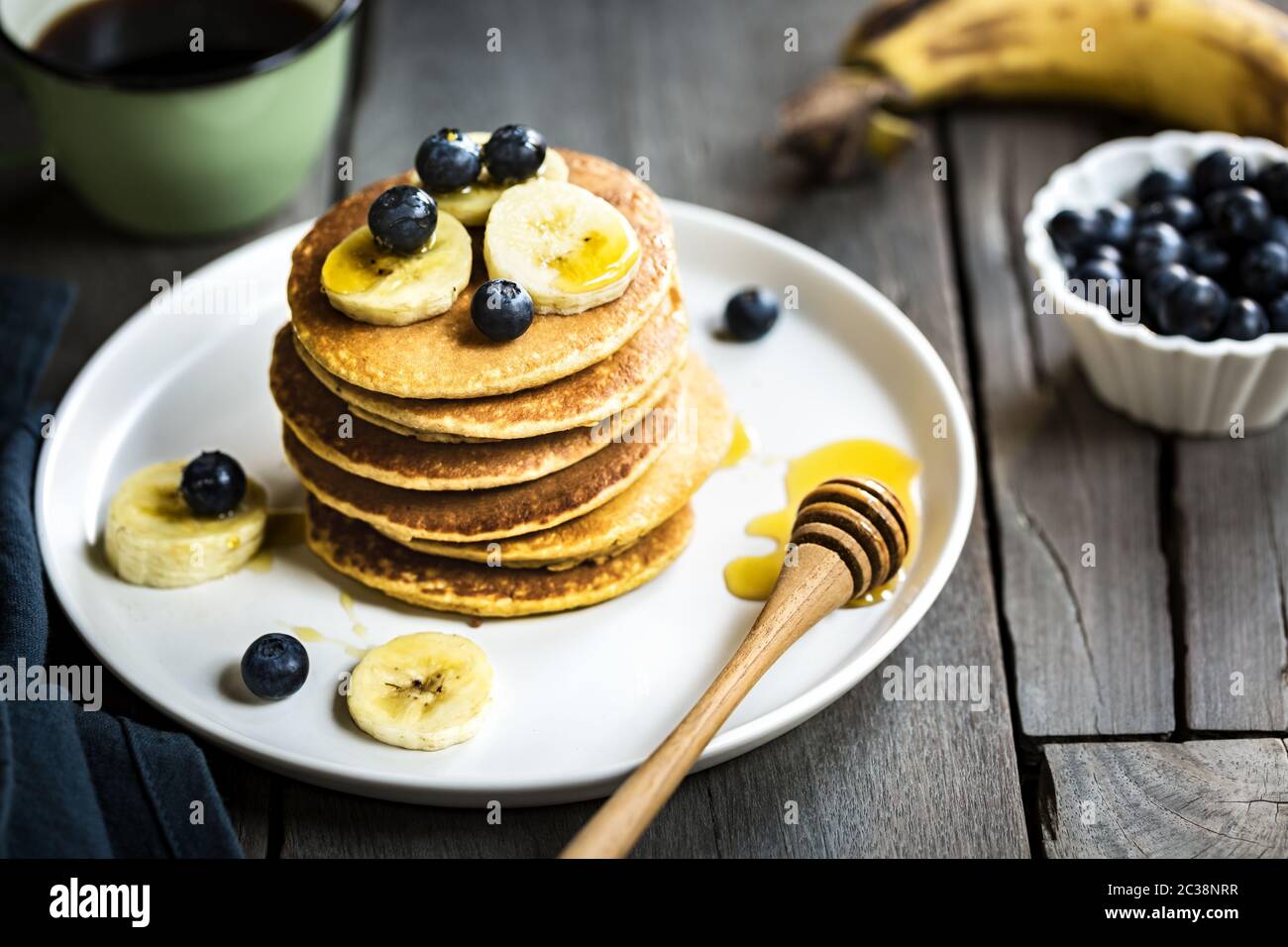 Stapel von Banane und Haferflocken Pfannkuchen mit frischen Heidelbeeren und Banane Stockfoto