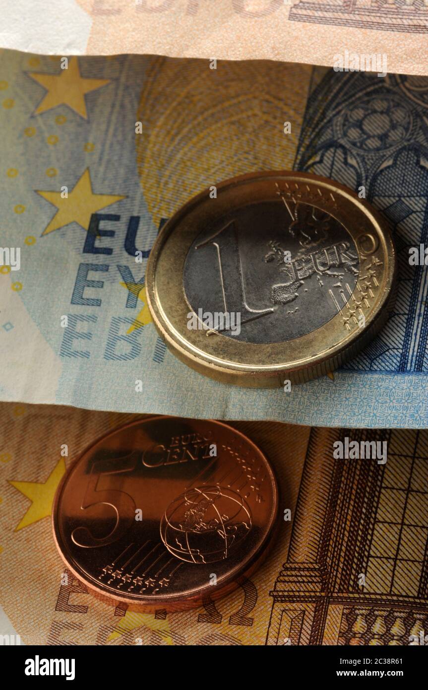 Euro-Münzen auf europäischen Banknoten Stockfoto