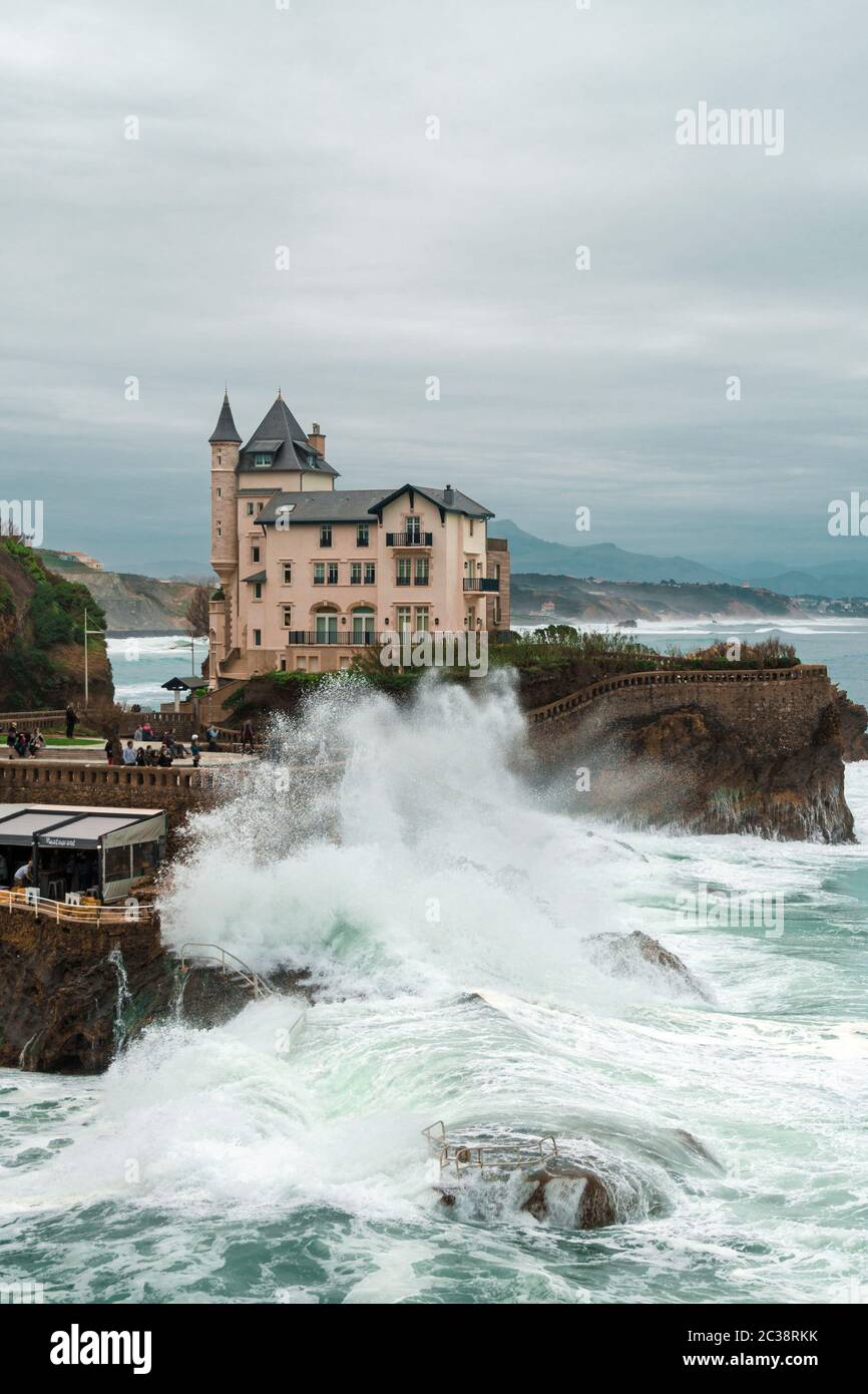 Biarritz, Frankreich, Biskaya, die felsige baskische Küste des Atlantiks in dramatischem Sonnenuntergang Licht. Große Welle Stockfoto