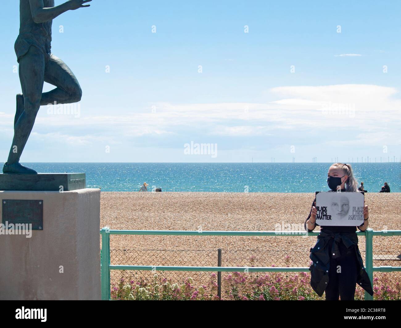 Ein BLM-Protestor bei der Steve Ovett Statue in Brighton Stockfoto