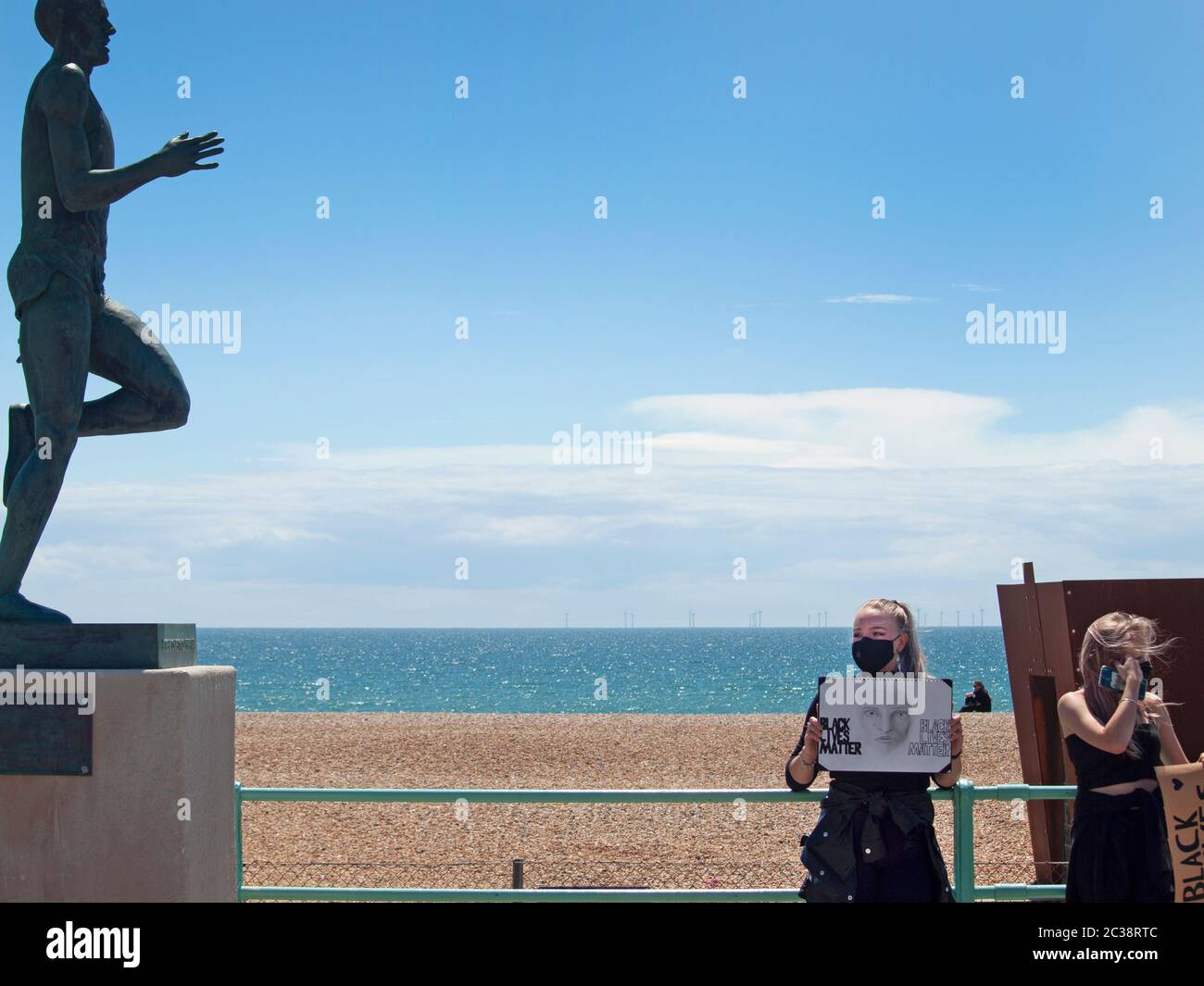 Ein BLM-Protestor bei der Steve Ovett Statue in Brighton Stockfoto