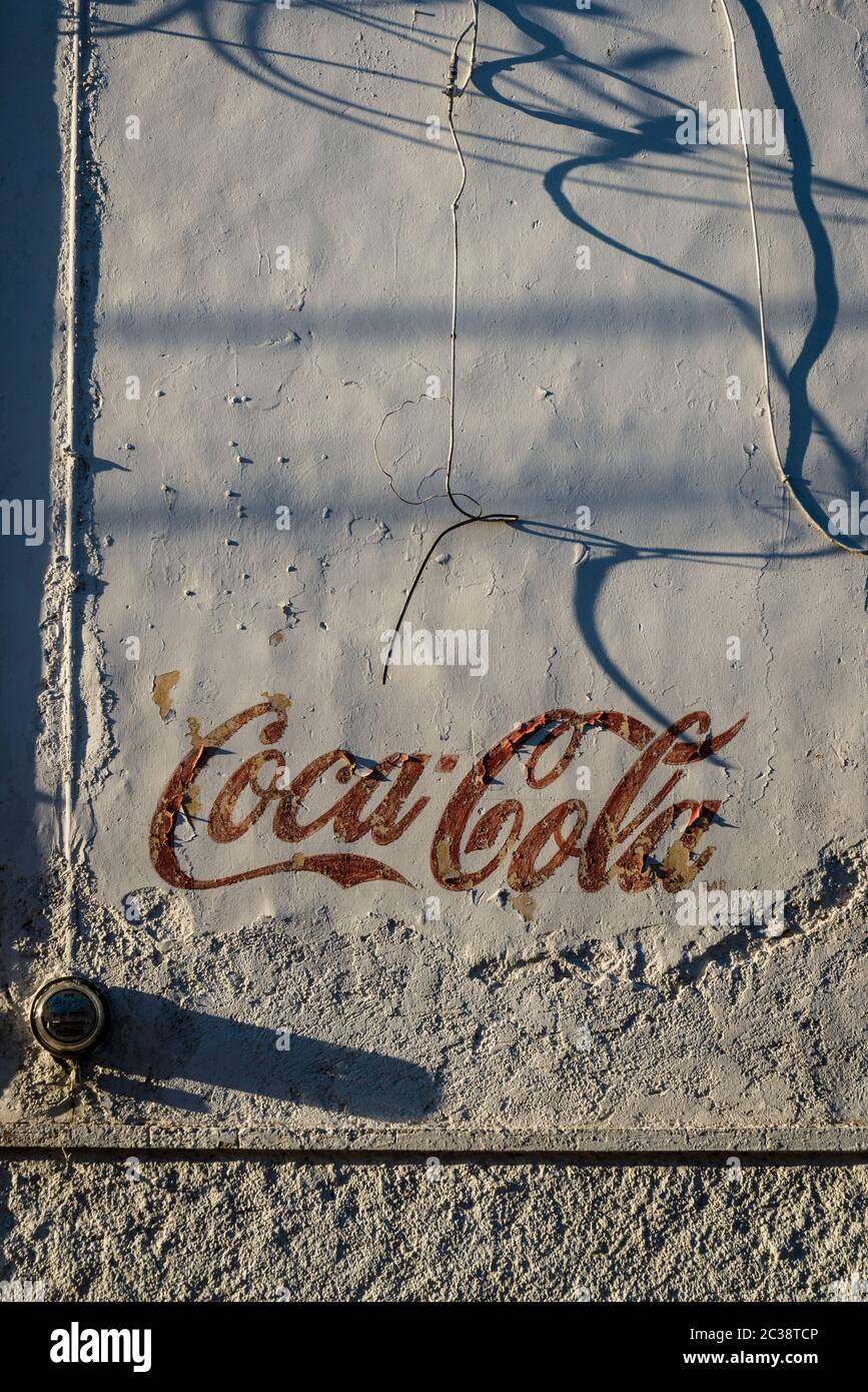 Altes Coca-Cola-Schild an der bröckelnden Wand, Merida, Mexiko Stockfoto