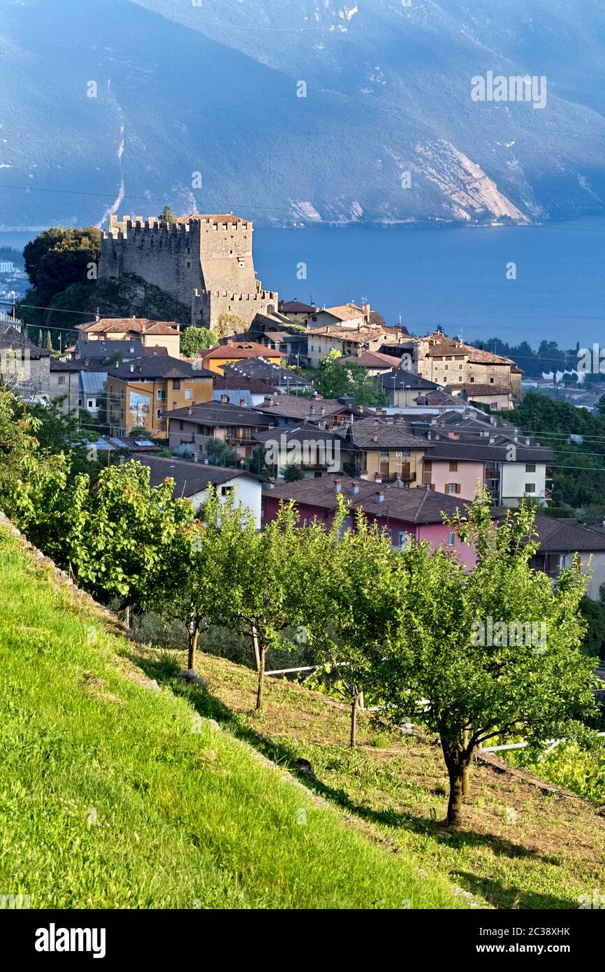 Die mittelalterliche Burg und das alte Dorf Tenno. Im Hintergrund Gardasee. Provinz Trient, Trentino-Südtirol, Italien, Europa. Stockfoto