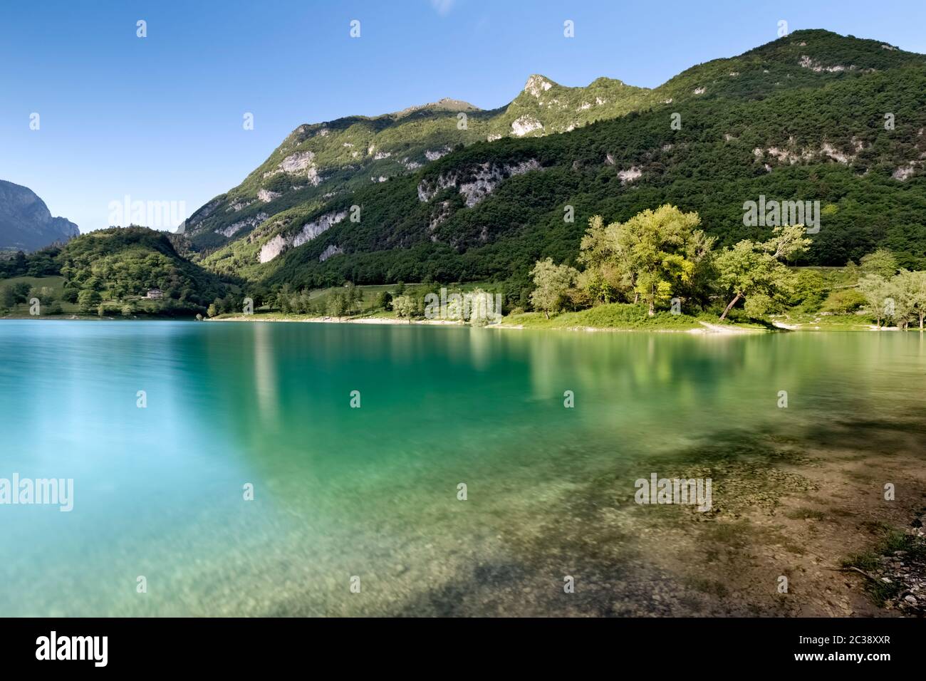 Frühling am Alpensee von Tenno. Provinz Trient, Trentino-Südtirol, Italien, Europa. Stockfoto