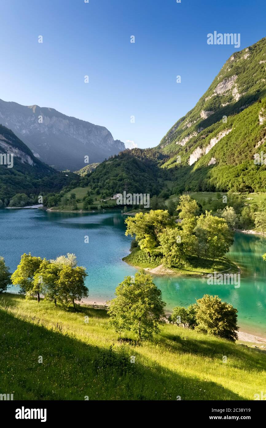 Frühling am Alpensee von Tenno. Provinz Trient, Trentino-Südtirol, Italien, Europa. Stockfoto