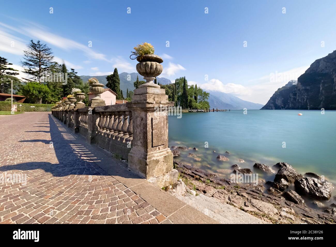 Seeufer in Riva del Garda. Gardasee, Trentino, Italien. Stockfoto