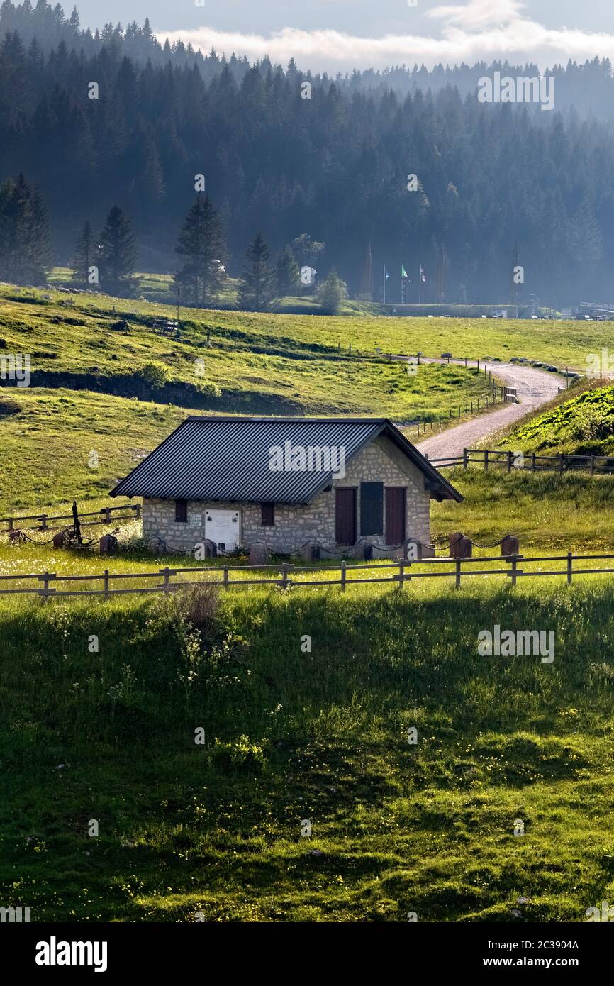 Malga Zonta: Ort des Nazi-Massakers von 1944 und heute ein Ort der Erinnerung an den italienischen Widerstand. Folgaria, Italien. Stockfoto