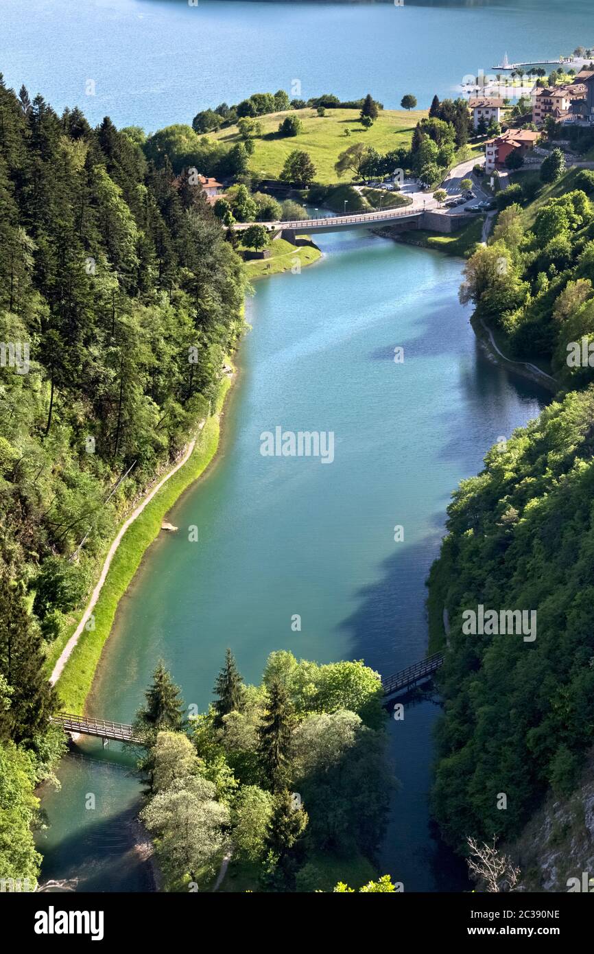 Das Dorf und der See von Molveno in den Brenta Dolomiten. Provinz Trient, Trentino Alto-Adige, Italien, Europa. Stockfoto