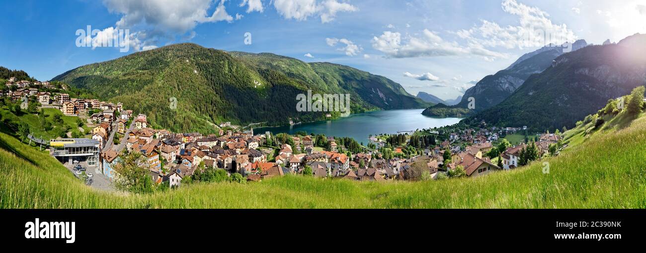 Das Dorf und der See von Molveno in den Brenta Dolomiten. Provinz Trient, Trentino Alto-Adige, Italien, Europa. Stockfoto