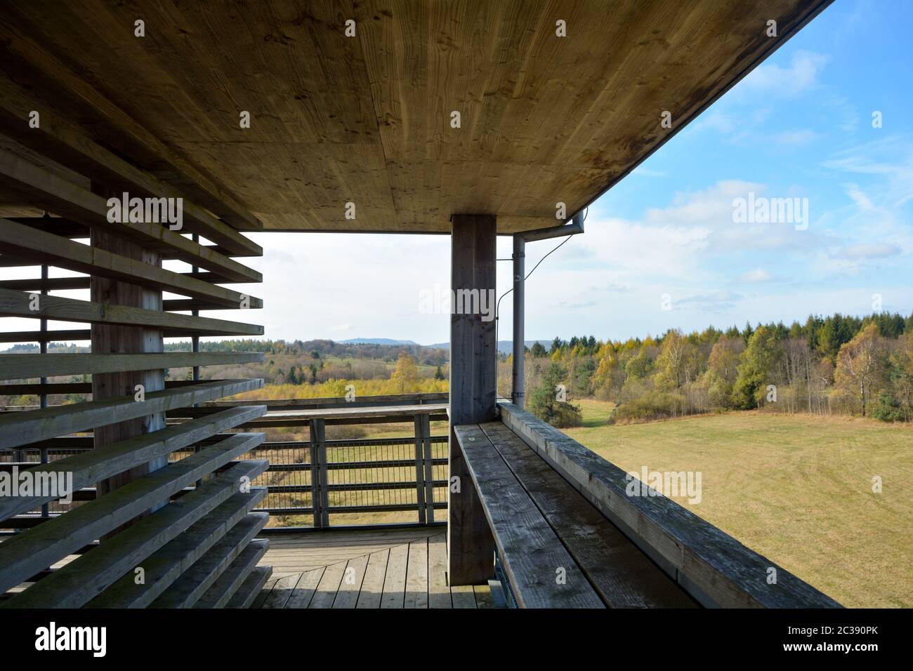 Auf einer hölzernen Aussichtsturm - mit vielen Holz, Blick auf den Schwarzen Moor in der Rhön, Bayern, Deutschland mit blauem Himmel Stockfoto