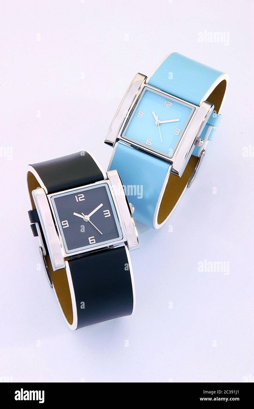 Trendige Armbanduhren schwarz und blau für Frauen auf weißem Hintergrund Stockfoto
