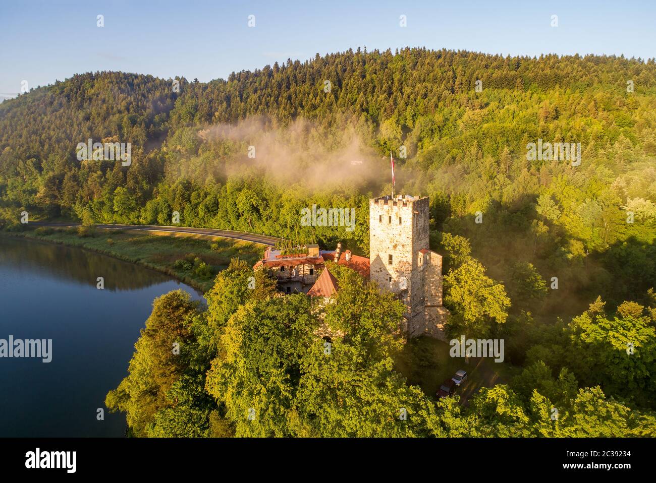 Mittelalterliche Burg Tropsztyn in Kleinpolen am Fluss Dunajec. Luftaufnahme im Sonnenaufgangslicht. Stockfoto