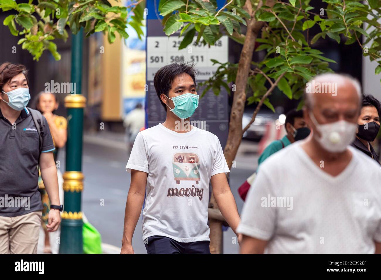 Fußgänger mit Gesichtsmasken auf der Straße während der Pandemie von Covid 19, Bangkok, Thailand Stockfoto