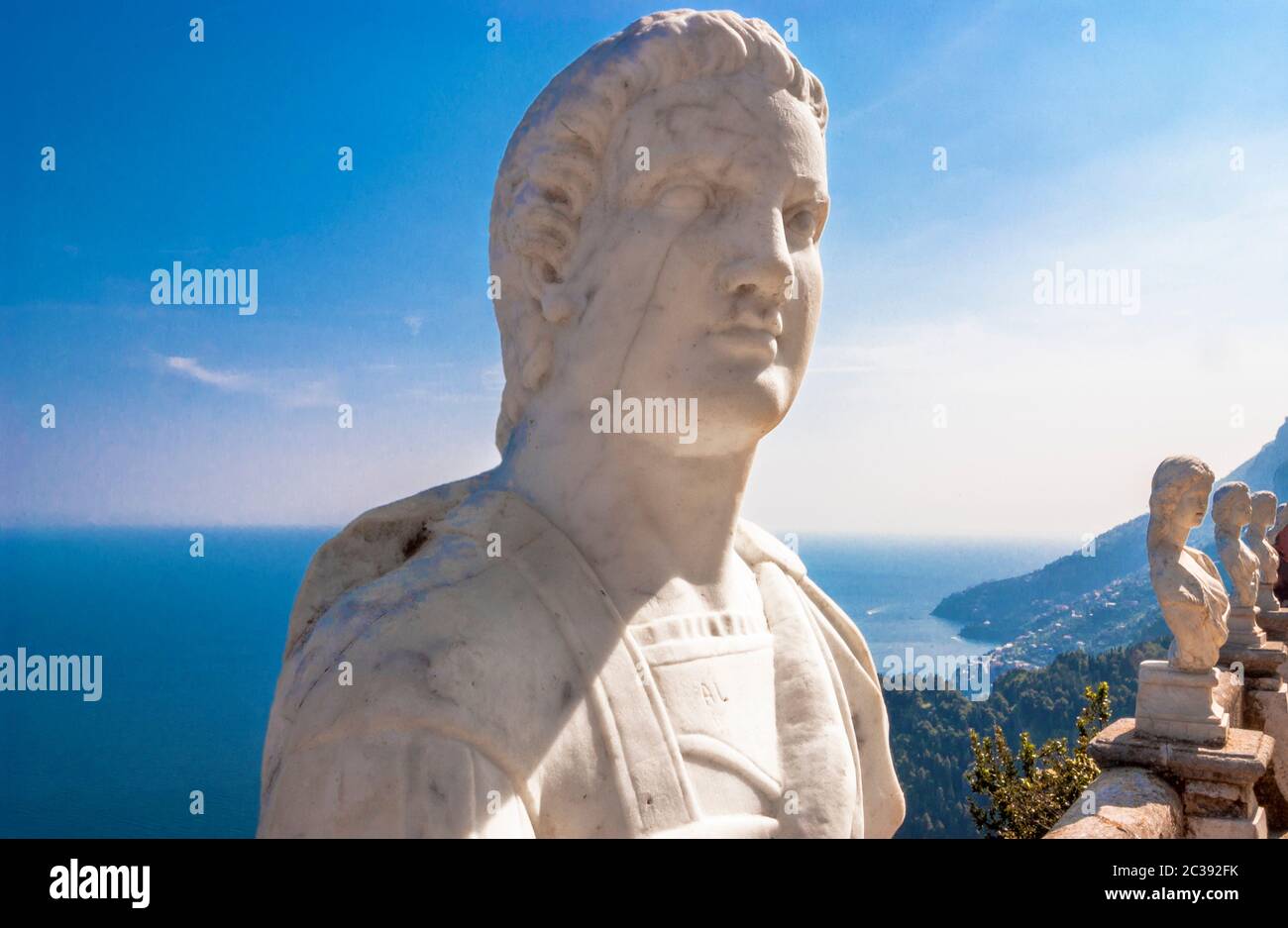 Blick von den Gärten der Villa Cimbrone auf die malerische Amalfiküste - Ravello, Provinz Salerno, Süditalien Stockfoto