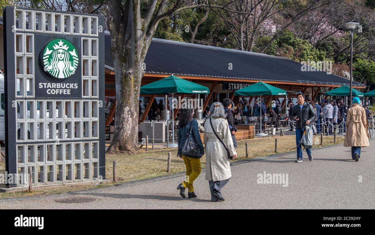 Menschen im Stabucks Kaffeehaus im Ueno Park, Tokio, Japan Stockfoto