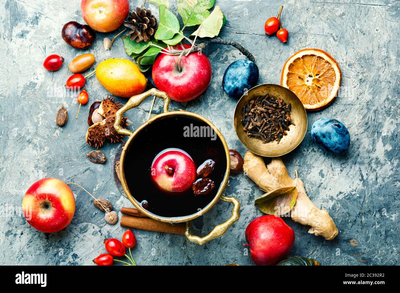 Alkoholische Obst drink Sangria. Rotwein und im Herbst Früchte auf dem Tisch. Stockfoto