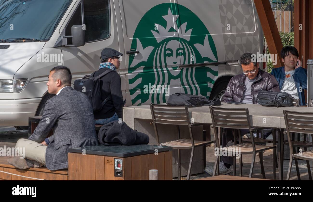 Menschen im Stabucks Kaffeehaus im Ueno Park, Tokio, Japan Stockfoto