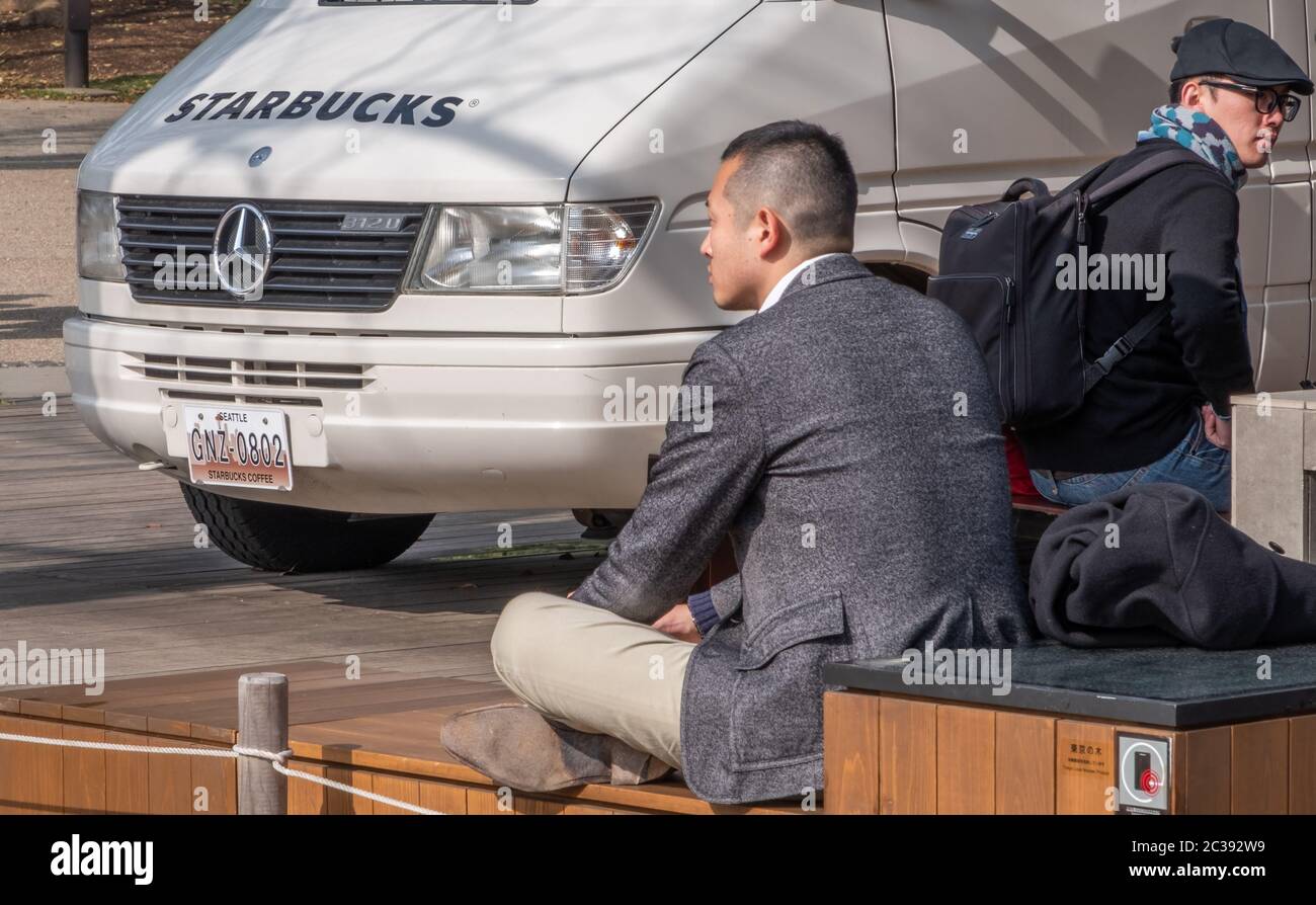 Menschen im Stabucks Kaffeehaus im Ueno Park, Tokio, Japan Stockfoto