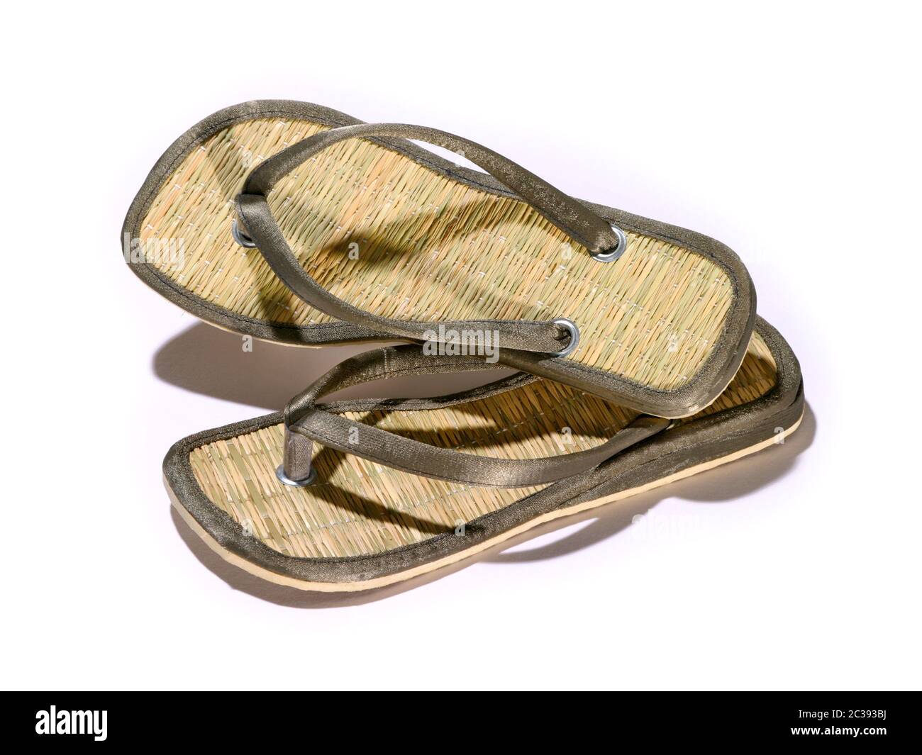 Handgemachte Sandalen Flip-Flops isoliert auf weiß Stockfoto