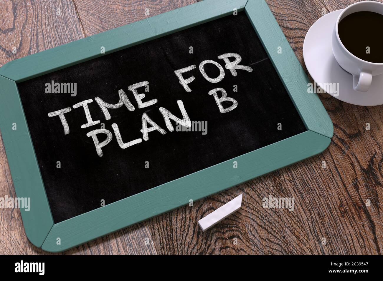 Zeit für Plan B handgeschrieben von White Chalk auf einem Schwarzen Brett. Zusammensetzung mit kleiner blauer Tafel und Tasse Kaffee. Draufsicht. 3D-Rendern. Stockfoto