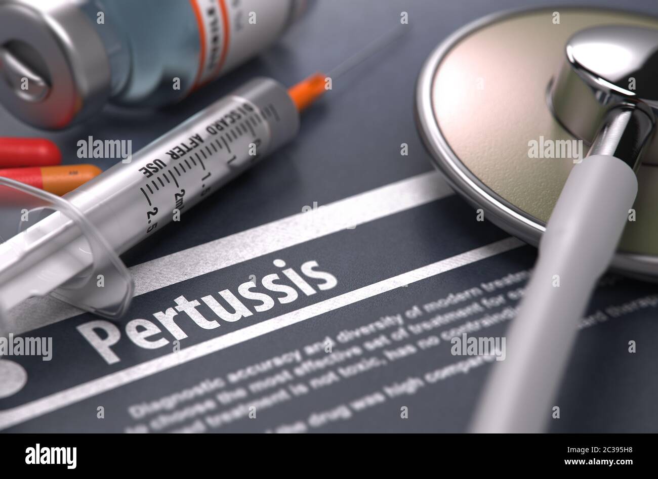 Diagnose - Pertussis. Medizinisches Konzept mit verschwommenem Text, Stethoskop, Pillen und Spritze auf grauem Hintergrund. Selektiver Fokus. 3D-Rendern. Stockfoto