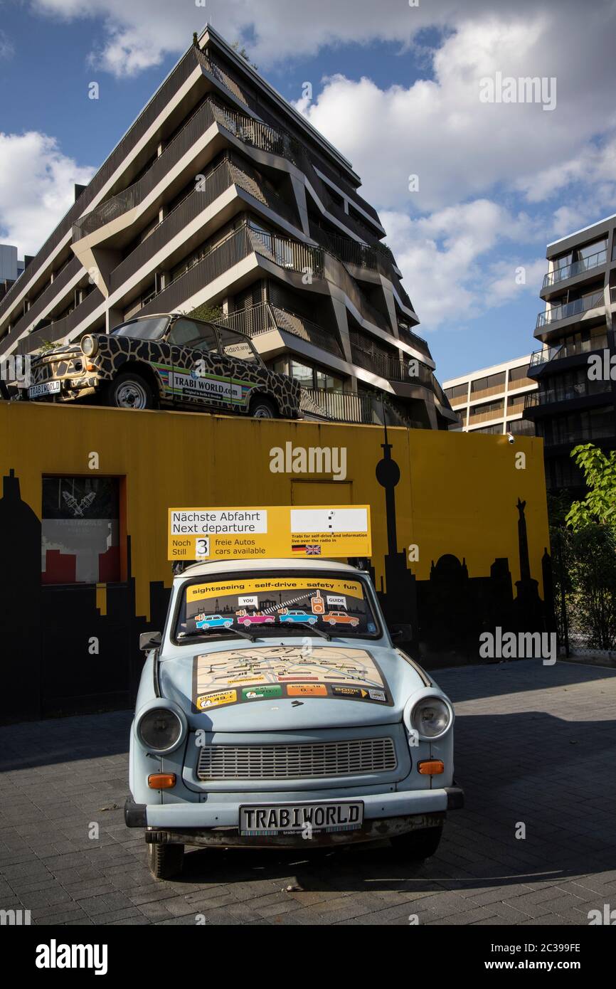Trabi World Klassiker Trabant osteuropäisches Automuseum in der Nähe der Berliner Mauer, die noch einen Teil der Straße besetzt, Deutschland Stockfoto