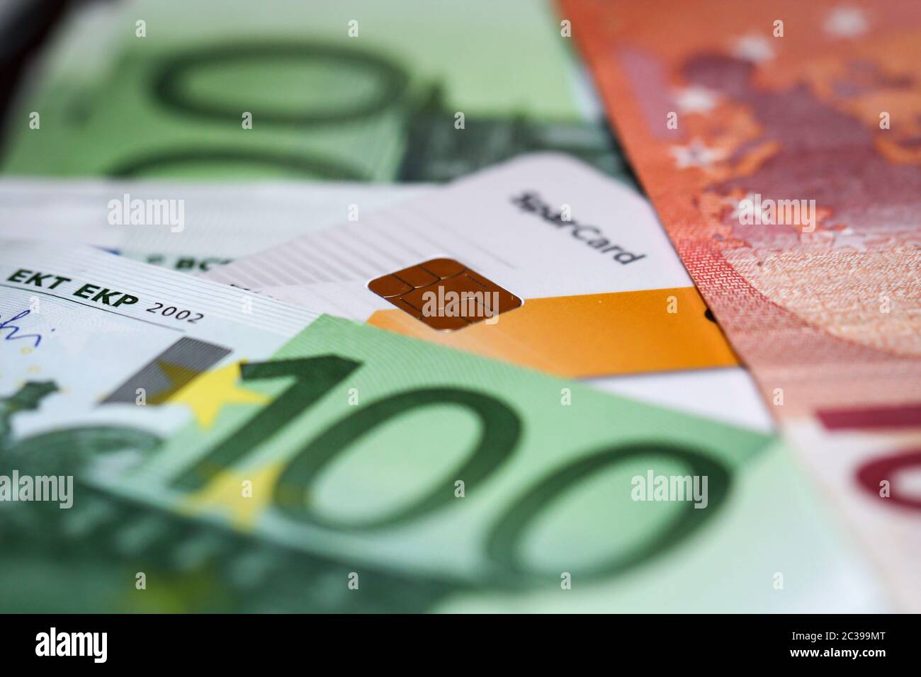 Wie Viele Scheine Sind In Einem Bündel Viele Banknoten auf einem Stapel, Euro-Scheine gebündelt
